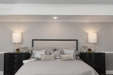 ニューヨークにある広いトランジショナルスタイルのおしゃれな主寝室 (白い壁、標準型暖炉、石材の暖炉まわり)