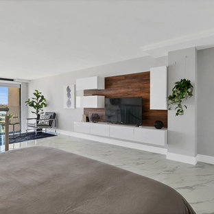 Imagen de dormitorio tipo loft, contemporáneo, de tamaño medio, sin chimenea, con paredes grises, suelo de mármol y suelo blanco