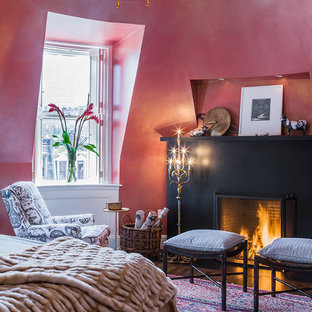 Großes Country Hauptschlafzimmer mit roter Wandfarbe, dunklem Holzboden, Kamin und Kaminumrandung aus Metall in Boston