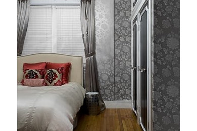Ejemplo de dormitorio principal tradicional de tamaño medio sin chimenea con paredes grises y suelo de madera clara
