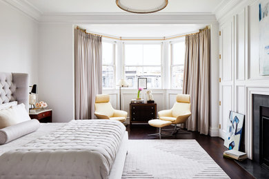 ボストンにある広いトランジショナルスタイルのおしゃれな主寝室 (標準型暖炉、白い壁、濃色無垢フローリング、金属の暖炉まわり、茶色い床、グレーとブラウン)