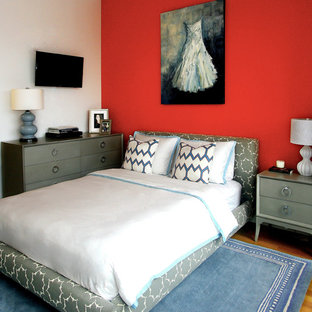 Kleines Modernes Gästezimmer ohne Kamin mit oranger Wandfarbe und braunem Holzboden in Boston