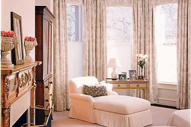 Mittelgroßes Klassisches Hauptschlafzimmer mit weißer Wandfarbe, Teppichboden, Kamin und verputzter Kaminumrandung in New York