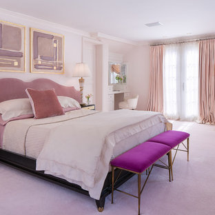 Imagen de dormitorio principal, clásico, grande, sin chimenea, con paredes rosas, moqueta y suelo rosa