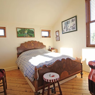 Ejemplo de dormitorio principal, rústico, pequeño, con paredes blancas y suelo de piedra caliza