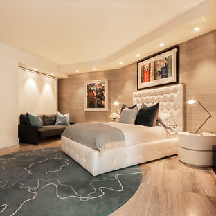 Imagen de habitación de invitados minimalista, de tamaño medio, con paredes beige y suelo de travertino