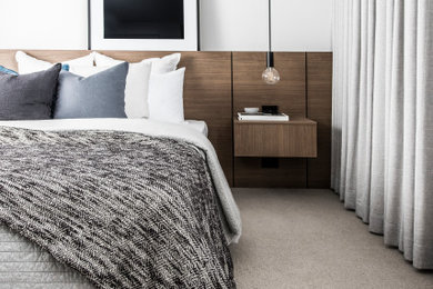 Ejemplo de dormitorio principal contemporáneo de tamaño medio con paredes blancas, moqueta y suelo beige
