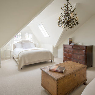 Mittelgroßes Klassisches Schlafzimmer ohne Kamin mit Teppichboden, beigem Boden und weißer Wandfarbe in London