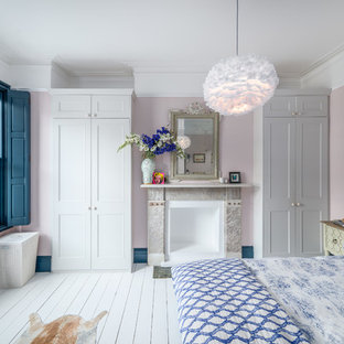Idee per una camera matrimoniale minimal con pareti rosa, pavimento in legno verniciato e pavimento bianco