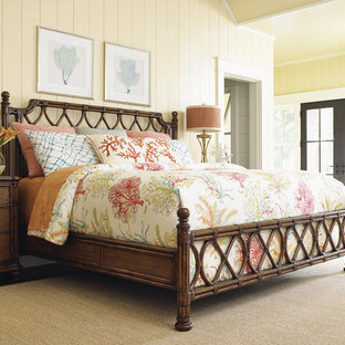 Großes Maritimes Hauptschlafzimmer mit gelber Wandfarbe und braunem Holzboden in Orange County