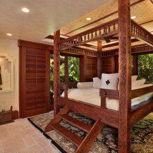 Großes Tropisches Schlafzimmer ohne Kamin mit beiger Wandfarbe, Travertin und beigem Boden in Hawaii