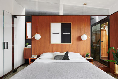 サンフランシスコにある小さなコンテンポラリースタイルのおしゃれな主寝室 (茶色い壁、コンクリートの床、グレーの床、グレーとブラウン) のレイアウト