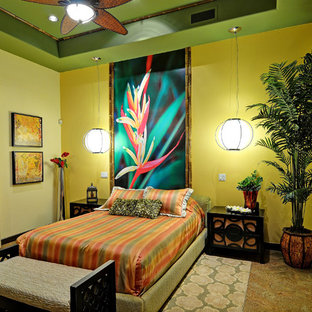 Modelo de dormitorio principal, tropical, con paredes amarillas y suelo de corcho