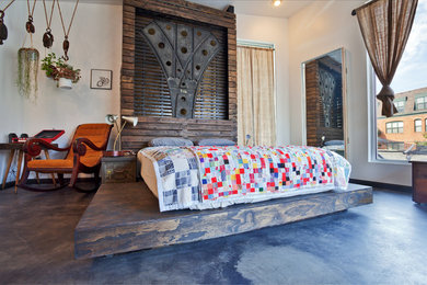コロンバスにある広いインダストリアルスタイルのおしゃれな主寝室 (ベージュの壁、コンクリートの床) のインテリア