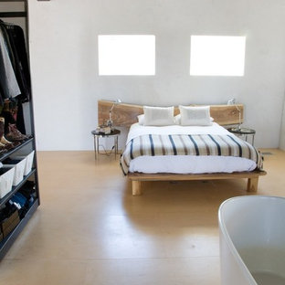 Idée de décoration pour une chambre mansardée ou avec mezzanine nordique avec un mur blanc, un sol en bois clair et aucune cheminée.