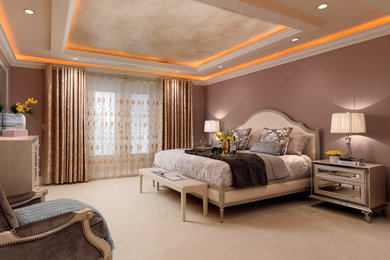 バンクーバーにあるトラディショナルスタイルのおしゃれな客用寝室 (ピンクの壁、カーペット敷き、ベージュの床) のインテリア