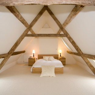 Mittelgroßes Modernes Schlafzimmer im Dachboden mit weißer Wandfarbe und Teppichboden in Gloucestershire