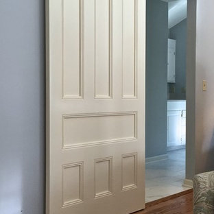 Diseño de dormitorio principal, de estilo de casa de campo, de tamaño medio, con paredes azules y suelo de madera en tonos medios