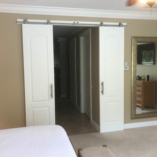 Ejemplo de dormitorio principal, actual, con paredes beige, moqueta y suelo beige