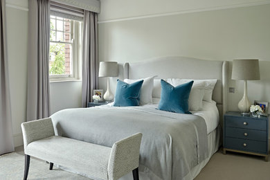 Klassisches Schlafzimmer mit grauer Wandfarbe, Teppichboden und grauem Boden in London
