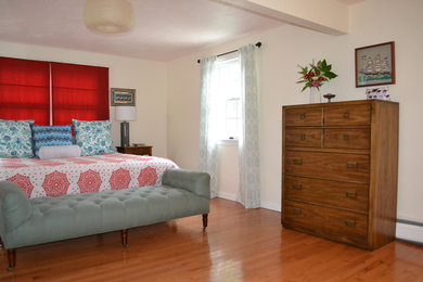 Imagen de dormitorio principal bohemio grande sin chimenea con paredes blancas y suelo de madera en tonos medios