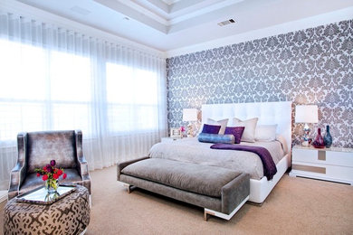 オースティンにあるコンテンポラリースタイルのおしゃれな寝室 (マルチカラーの壁、カーペット敷き、シアーカーテン、グレーとブラウン)