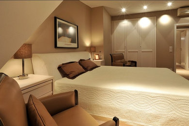 ワシントンD.C.にある小さなモダンスタイルのおしゃれな主寝室 (ベージュの壁、淡色無垢フローリング、茶色い床)