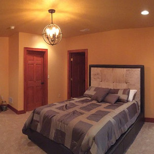 Modelo de dormitorio principal, clásico renovado, grande, sin chimenea, con paredes negras y moqueta