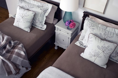 Diseño de habitación de invitados ecléctica de tamaño medio con suelo de madera oscura, suelo marrón y paredes grises