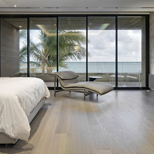 Aménagement d'une grand chambre parentale moderne avec un mur multicolore, un sol en bambou, aucune cheminée et un sol beige.