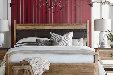 ポートランドにある中くらいなトラディショナルスタイルのおしゃれな主寝室 (白い壁、無垢フローリング、暖炉なし、白い床)