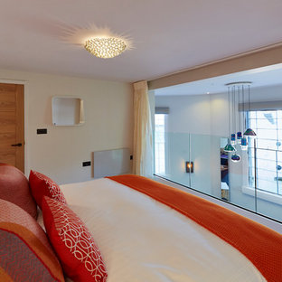 Foto de dormitorio tipo loft, contemporáneo, de tamaño medio, con paredes blancas y moqueta