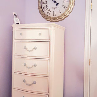 Idée de décoration pour une chambre tradition de taille moyenne avec un mur violet et boiseries.