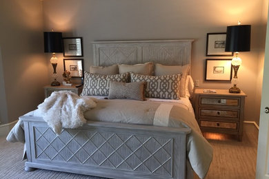 ダラスにある中くらいなトランジショナルスタイルのおしゃれな主寝室 (グレーの壁、カーペット敷き、グレーの床) のレイアウト