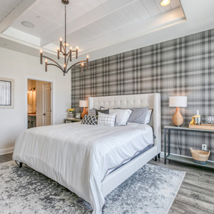 Idee per una camera da letto chic con pareti grigie, pavimento grigio, travi a vista, soffitto in perlinato e soffitto ribassato