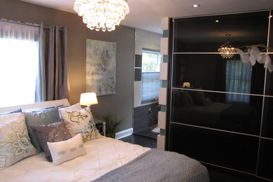 Imagen de dormitorio principal contemporáneo de tamaño medio sin chimenea con paredes beige
