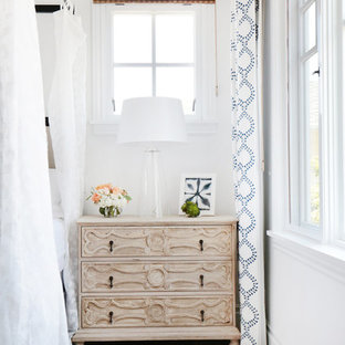 Mittelgroßes Maritimes Hauptschlafzimmer mit weißer Wandfarbe, hellem Holzboden, Kamin und Kaminumrandung aus Backstein in Orange County
