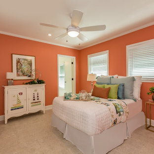 Foto de habitación de invitados ecléctica, grande, con parades naranjas, suelo de travertino y suelo beige