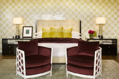 Ejemplo de dormitorio principal tradicional renovado de tamaño medio sin chimenea con paredes multicolor y suelo de madera en tonos medios