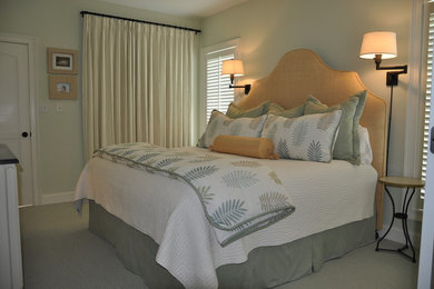 Modelo de habitación de invitados costera sin chimenea con paredes verdes y moqueta