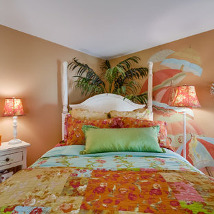 Modelo de habitación de invitados tropical, de tamaño medio, sin chimenea, con parades naranjas y moqueta