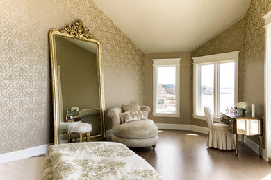Diseño de dormitorio principal clásico grande sin chimenea con paredes beige, suelo de madera en tonos medios y suelo beige