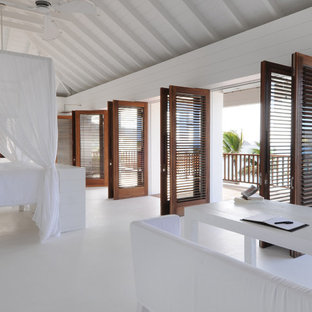 Diseño de dormitorio principal, exótico, extra grande, sin chimenea, con paredes blancas, suelo de cemento y suelo blanco