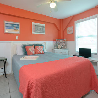 Foto de habitación de invitados costera, pequeña, con suelo de baldosas de cerámica, suelo beige y parades naranjas