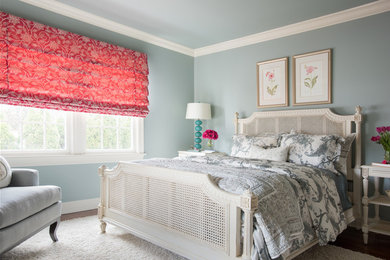 ニューヨークにある中くらいなトラディショナルスタイルのおしゃれな客用寝室 (青い壁、濃色無垢フローリング、茶色い床) のレイアウト