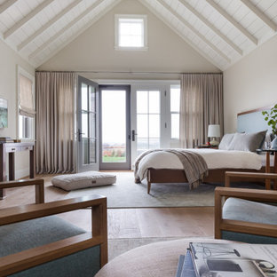 Ispirazione per una camera da letto stile marino con pareti beige, pavimento in legno massello medio, pavimento marrone, travi a vista, soffitto in perlinato e soffitto a volta