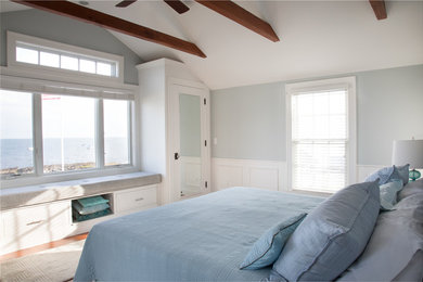 Modelo de habitación de invitados marinera de tamaño medio sin chimenea con paredes grises, suelo de madera oscura y suelo marrón