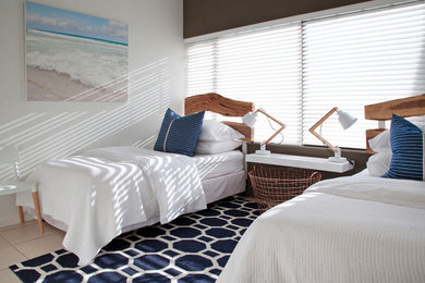他の地域にあるビーチスタイルのおしゃれな寝室のインテリア