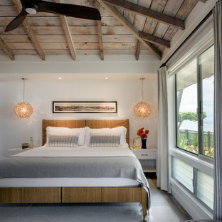 Mittelgroßes Maritimes Hauptschlafzimmer mit weißer Wandfarbe, Porzellan-Bodenfliesen, grauem Boden, freigelegten Dachbalken und Holzdielenwänden in Hawaii