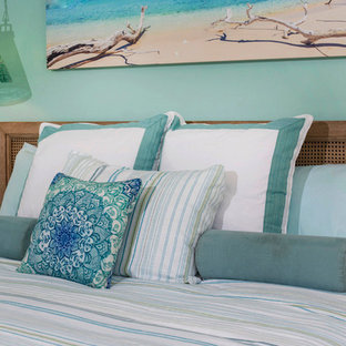 Modelo de dormitorio principal, costero, de tamaño medio, con paredes azules, moqueta y suelo beige